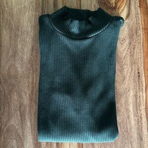 Uniqlo Hunter Green ribbed Turtleneck small very good condition ☘️ St Patrick’s